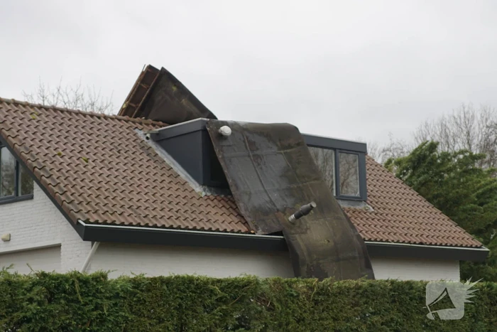 Dak waait van woning en belandt op ander dak