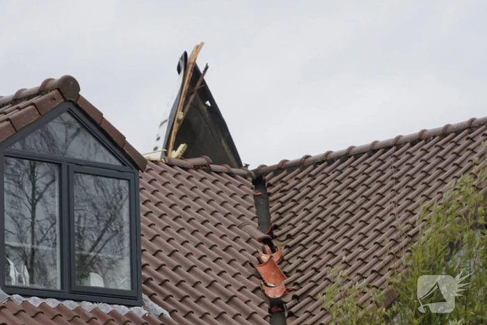 Dak waait van woning en belandt op ander dak