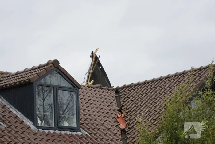 Dak waait van woning en belandt op ander dak