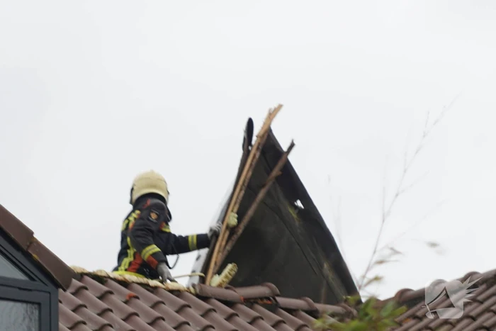 Dak waait van woning en belandt op ander dak