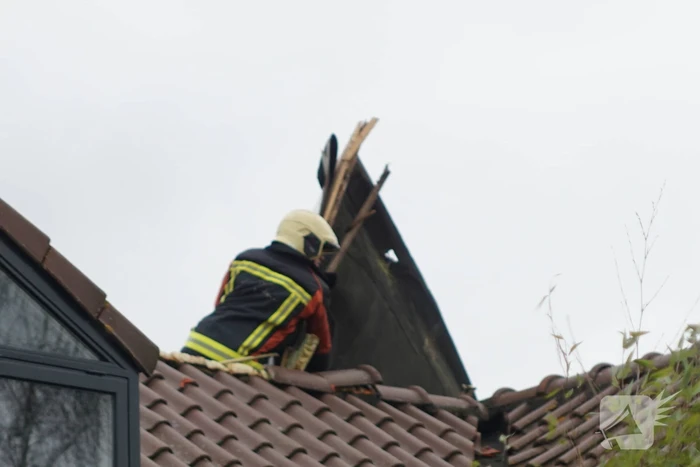 Dak waait van woning en belandt op ander dak