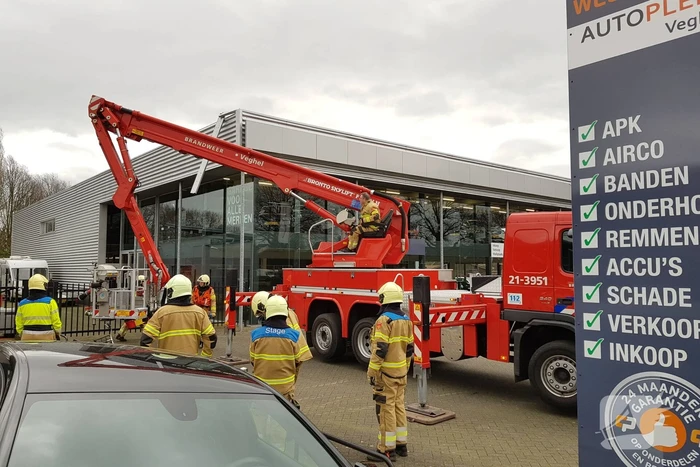 Gevelplaten van autoberijf losgewaaid