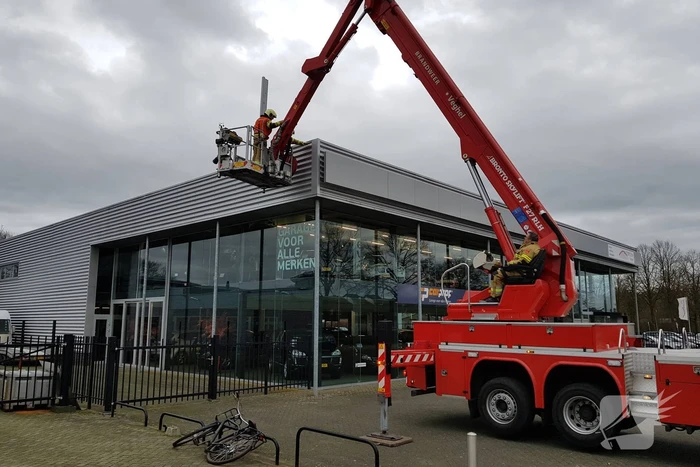 Gevelplaten van autoberijf losgewaaid