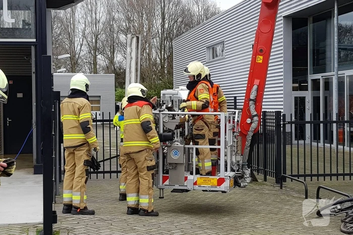 Gevelplaten van autoberijf losgewaaid