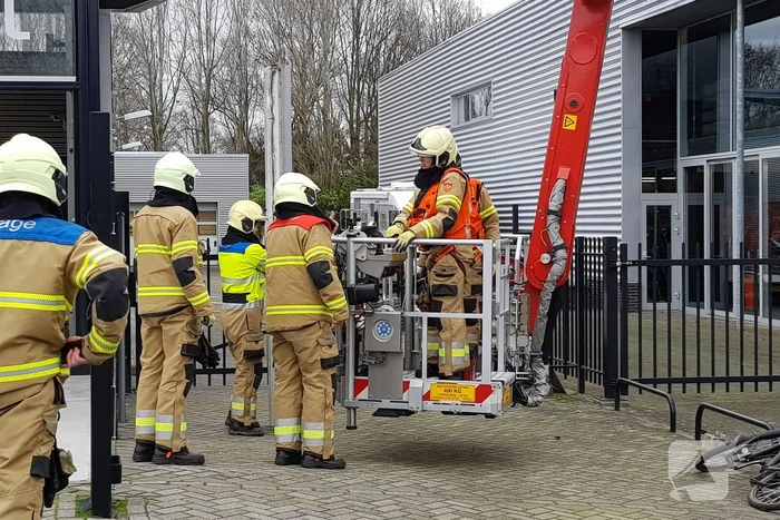 Gevelplaten van autoberijf losgewaaid