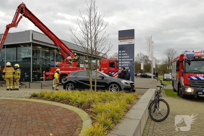 Gevelplaten van autoberijf losgewaaid