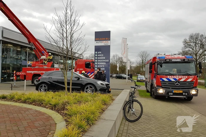 Gevelplaten van autoberijf losgewaaid