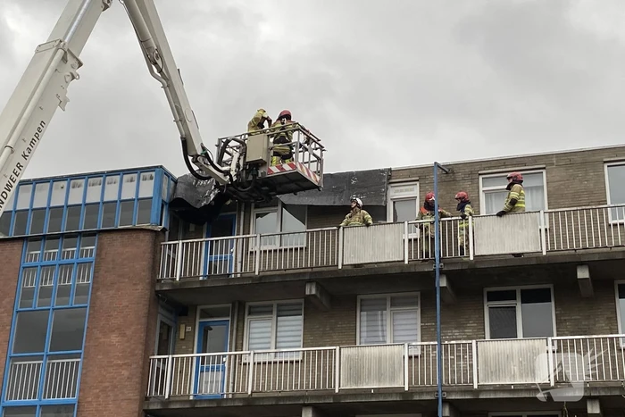 Dak van flatgebouw gewaaid
