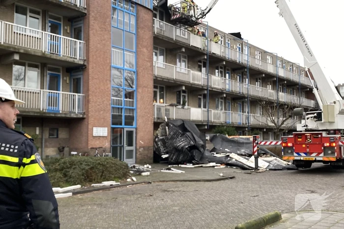 Dak van flatgebouw gewaaid