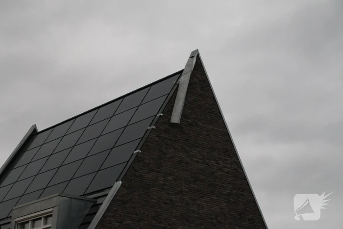 Brandweer verwijderd loshangend dakdeel