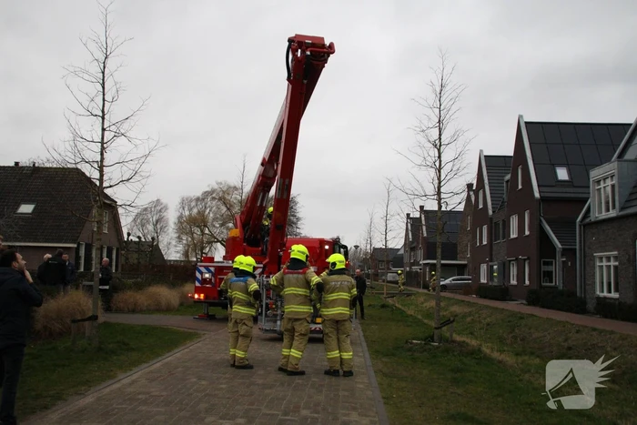 Brandweer verwijderd loshangend dakdeel