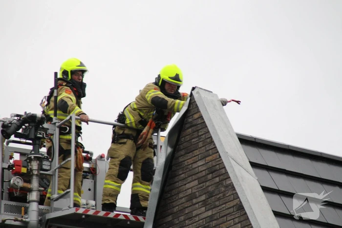 Brandweer verwijderd loshangend dakdeel
