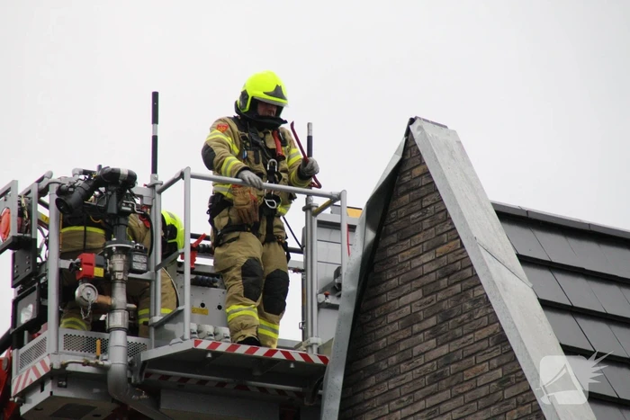 Brandweer verwijderd loshangend dakdeel