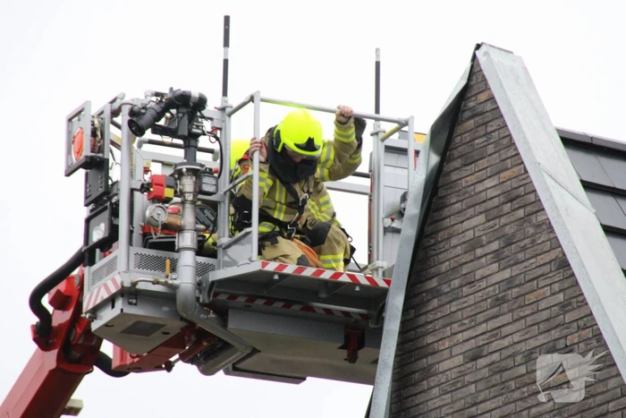 Brandweer verwijderd loshangend dakdeel