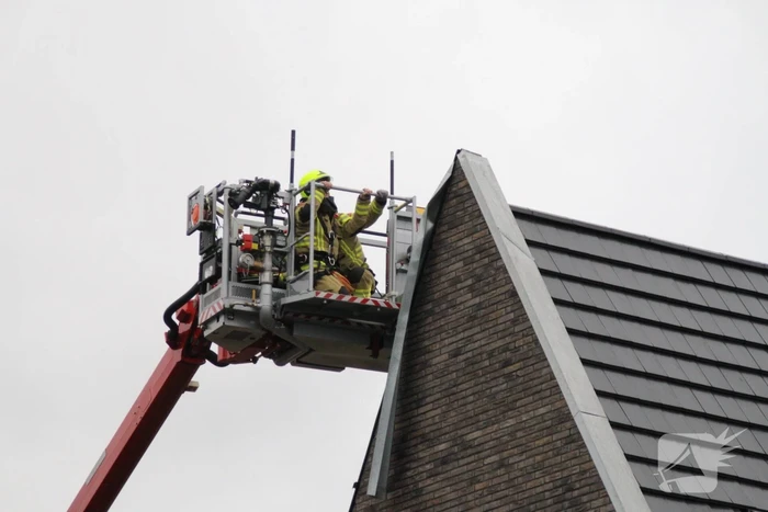 Brandweer verwijderd loshangend dakdeel