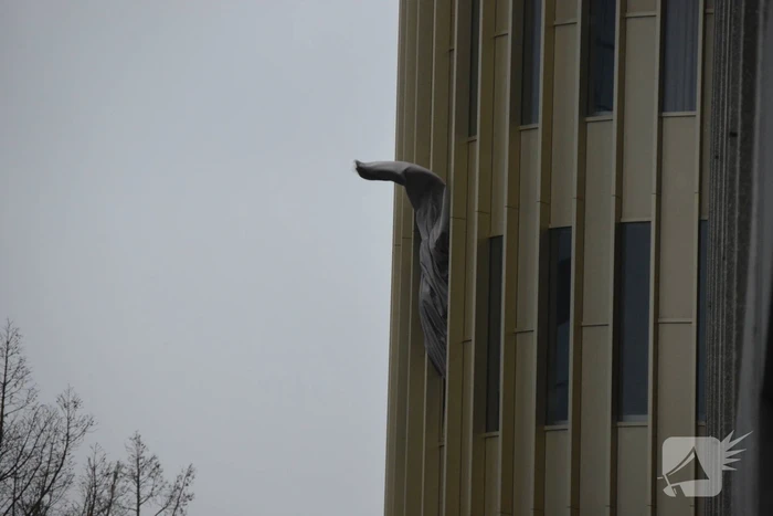 Gevaarlijke situatie door rondvliegend beplating