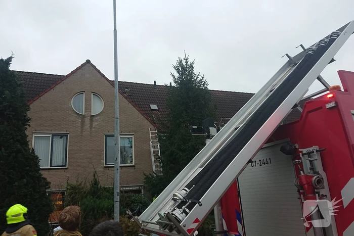 Dakpannen vliegen van woning