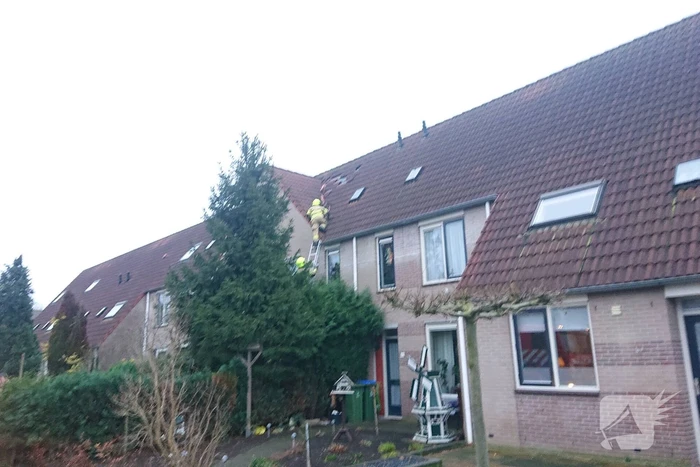 Dakpannen vliegen van woning