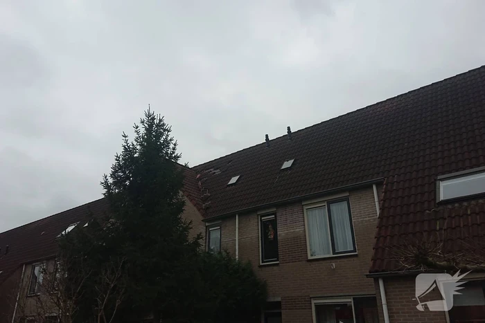 Dakpannen vliegen van woning