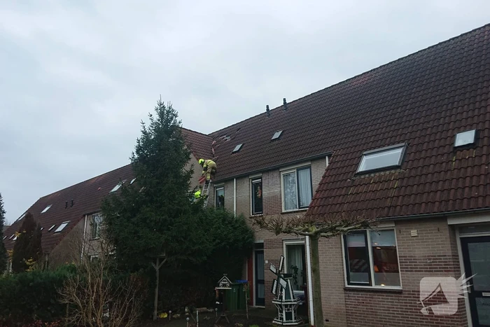 Dakpannen vliegen van woning