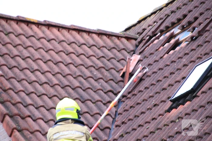 Dakpannen vliegen van woning