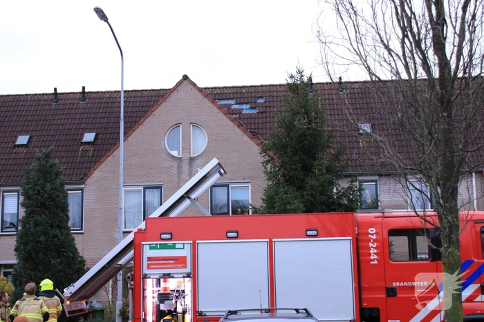 Dakpannen vliegen van woning