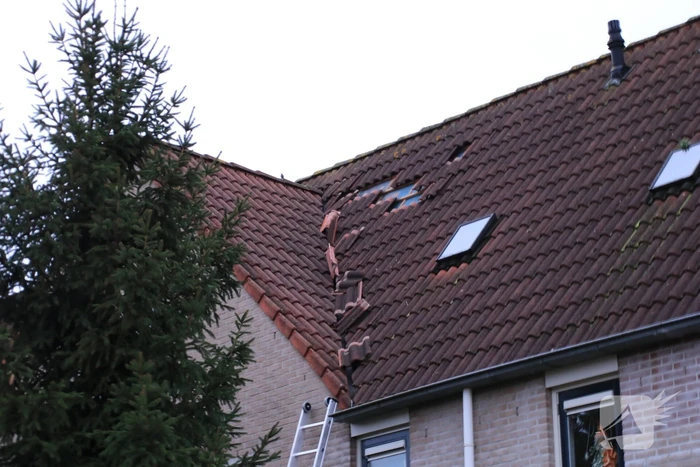Dakpannen vliegen van woning