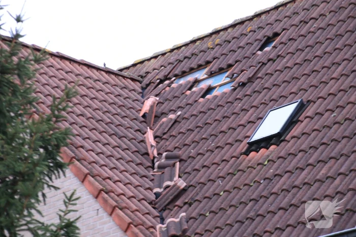 Dakpannen vliegen van woning