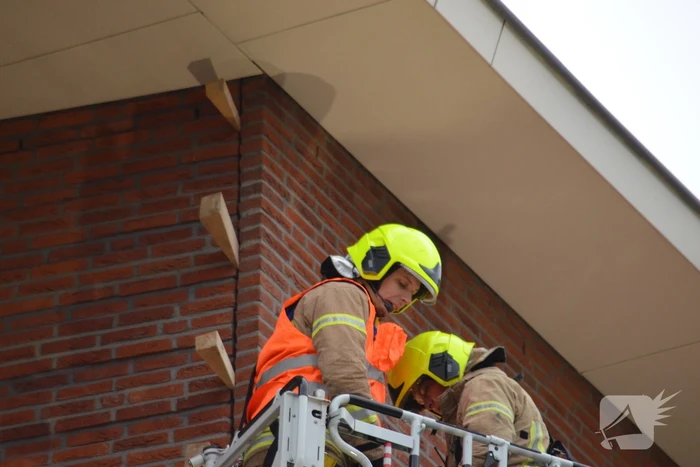 Brandweer stut muur die om dreigt te vallen
