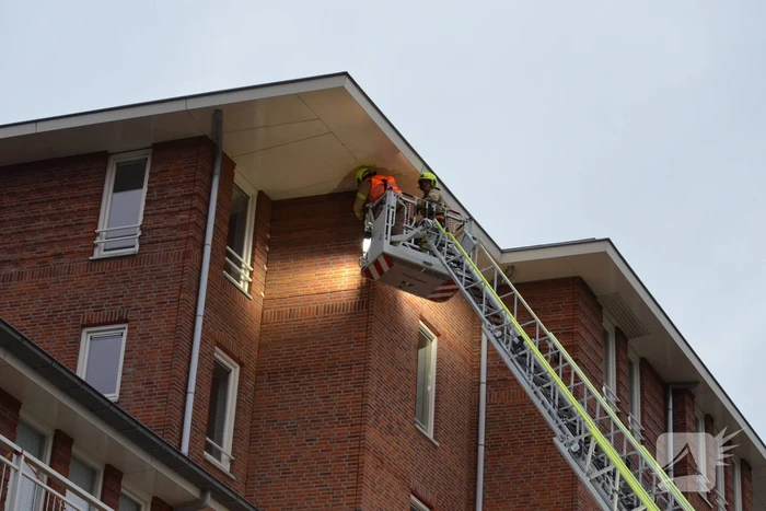 Brandweer stut muur die om dreigt te vallen