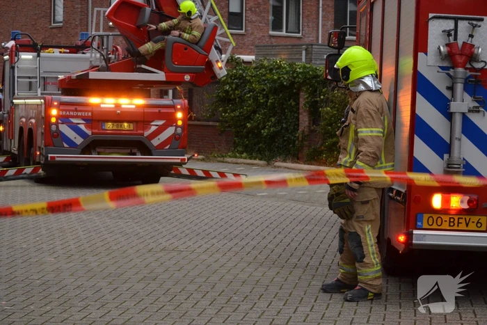 Brandweer stut muur die om dreigt te vallen
