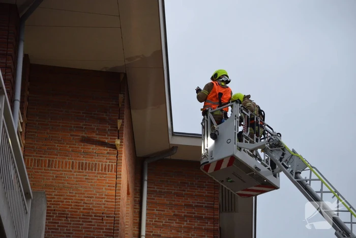 Brandweer stut muur die om dreigt te vallen