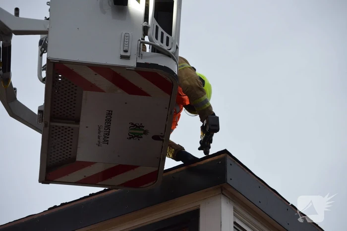 Brandweer maakt losgelaten dak vast