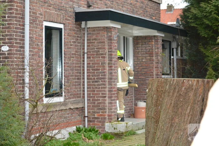 Brandweer maakt losgelaten dak vast