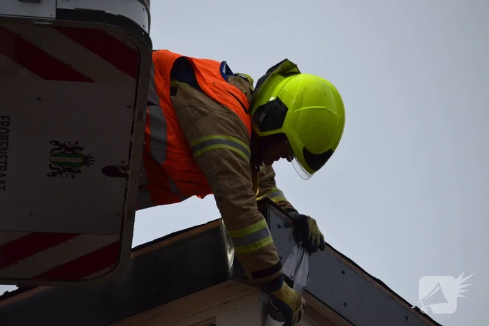 Brandweer maakt losgelaten dak vast