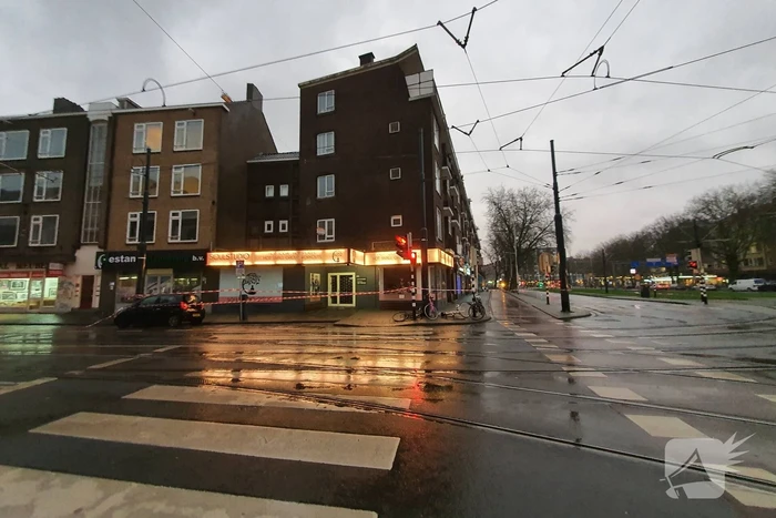 Dak van portiekwoningen dreigt weg te waaien