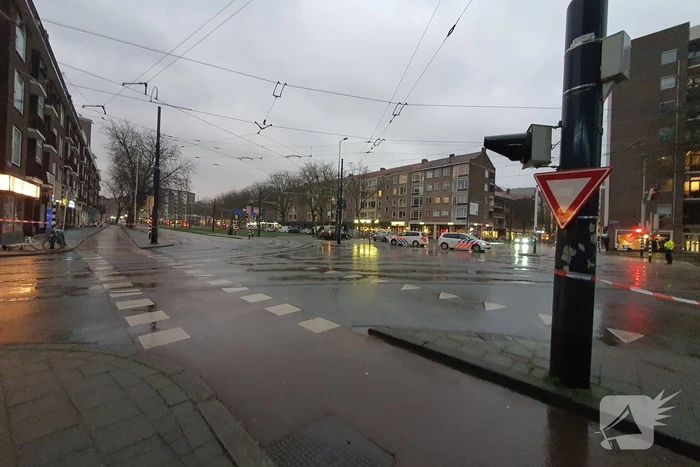 Dak van portiekwoningen dreigt weg te waaien