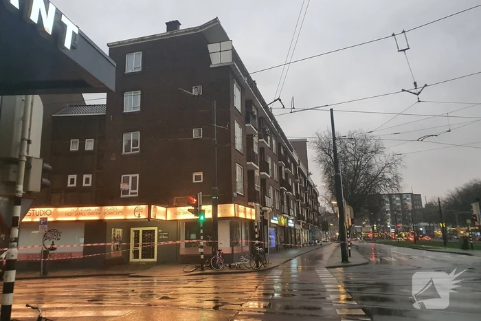 Dak van portiekwoningen dreigt weg te waaien