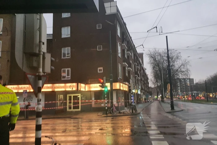 Dak van portiekwoningen dreigt weg te waaien