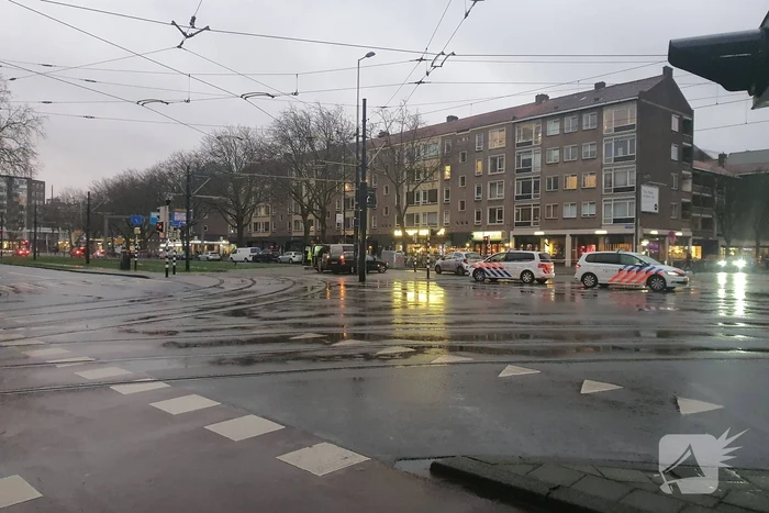 Dak van portiekwoningen dreigt weg te waaien