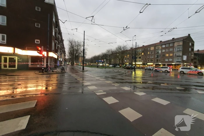 Dak van portiekwoningen dreigt weg te waaien
