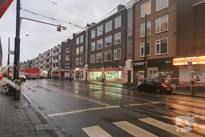 Dak van portiekwoningen dreigt weg te waaien
