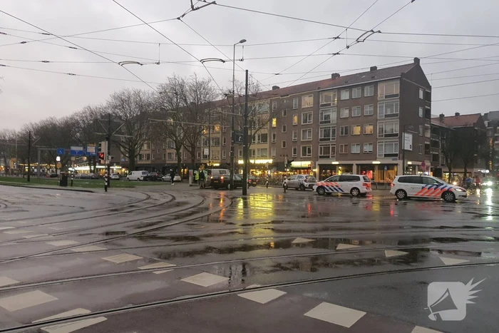 Dak van portiekwoningen dreigt weg te waaien