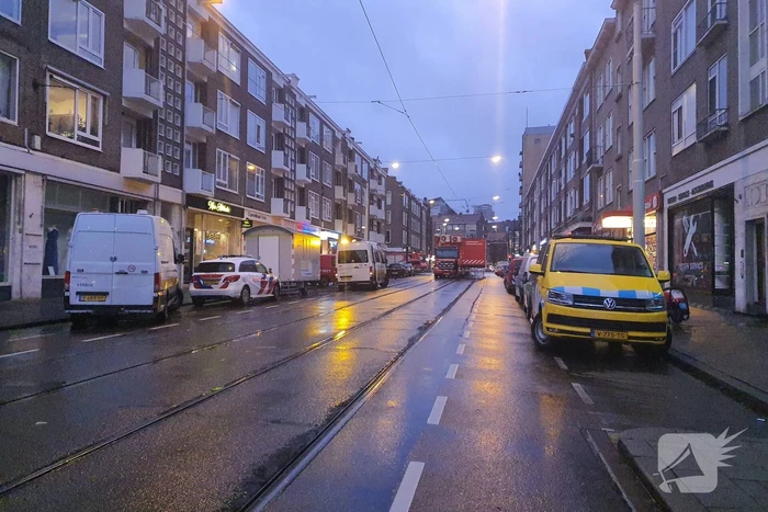 Dak van portiekwoningen dreigt weg te waaien