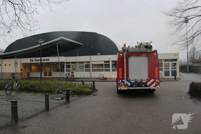 Brandweer verwijderd loshangende dak plaat