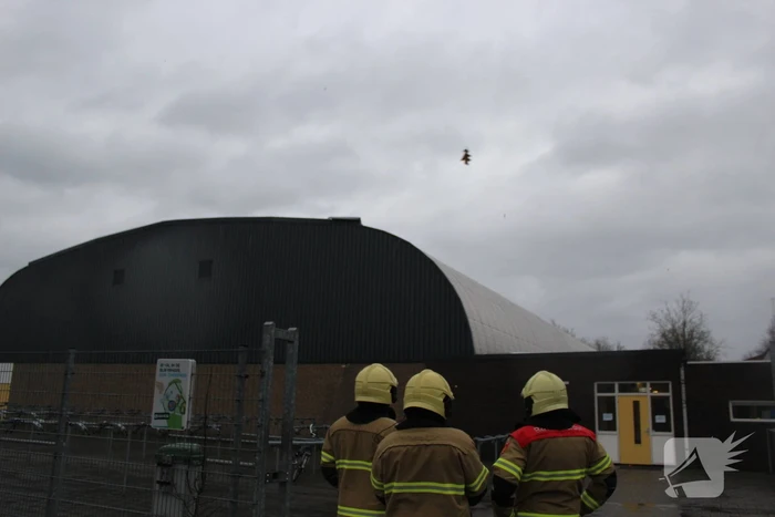 Brandweer verwijderd loshangende dak plaat