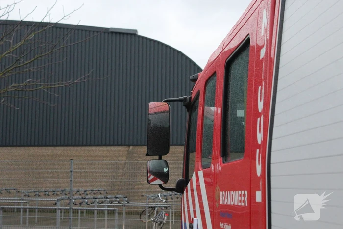 Brandweer verwijderd loshangende dak plaat