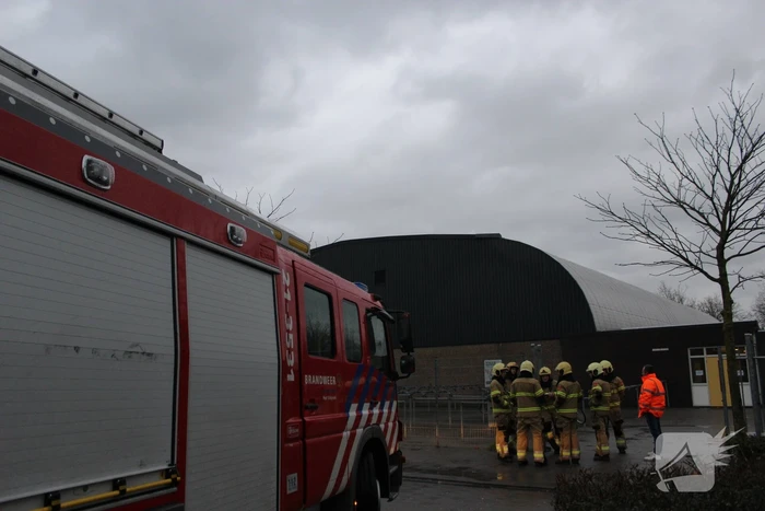 Brandweer verwijderd loshangende dak plaat