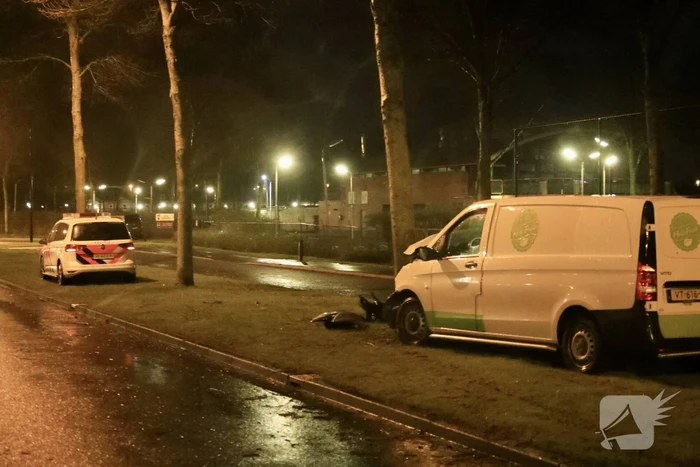 Bestelbus botst frontaal op boom