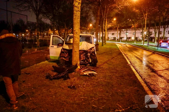 Bestelbus botst frontaal op boom
